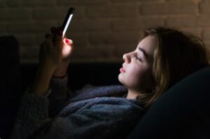 Blaues Licht zum Beispiel durch Smartphones kann Schlafprobleme verursachen